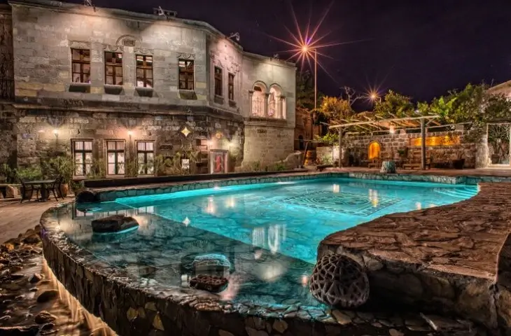 Museum Hotel Kapadokya gece görünümü ve açık havuz alanı